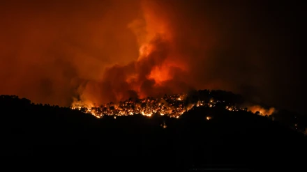 El fuego quemando en el incendio de Paüls en la zona del Parc Natural dels Ports, des de Roquetes