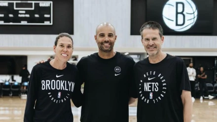 Pedro Martínez, el técnico de Valencia Basket, junto a Anna Cruz y Jordi Fernández, técnico de los Nets de la NBA