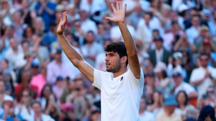 Carlos Alcaraz celebra su triunfo ante Norrie en Wimbledon