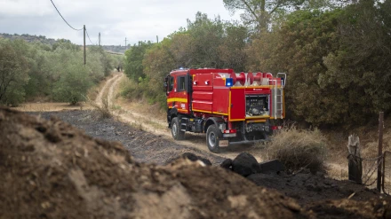Un vehículo de la UME en una zona afectada por el incendio