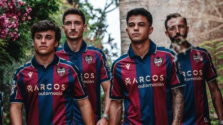 Carlos Álvarez, Pablo Martínez, Roger Brugué y José Luis Morales, con la nueva camiseta