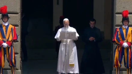 El Papa León XIV reza el Ángelus en la puerta principal del Palacio Apostólico en Castel Gandolfo