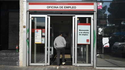 Un hombre entra a una oficina de empleo