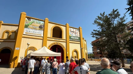 Filas de personas para la renovación abonos de feria taurina 25