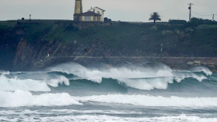 Una imagen de la playa de Salinas con el faro de San Juan al fondo