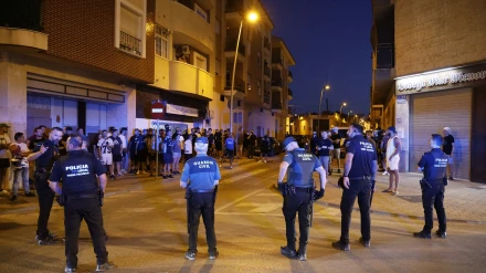 Agentes de Policía Local y Guardia Civil durante los altercados en Torre Pacheco