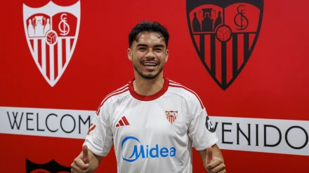GRAFAND154. SEVILLA, 15/07/2025.-El defensor chileno Gabriel Suazo que llega como agente libre desde el Toulouse francés y ha firmado por tres años con el Sevilla FC posa este martes durante su presentación en el estadio Sánchez Pizjuán de la capital hispalense. EFE/ Julio Muñoz