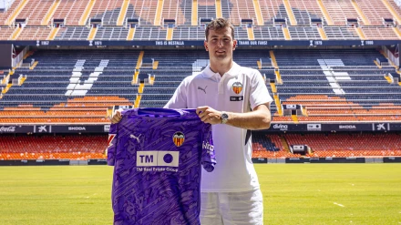 El nuevo meta del Valencia CF, en Mestalla