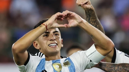 Thiago Almada celebrando con Argentina