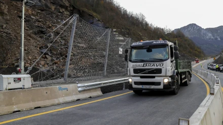 Un camión circulando por el Huerna a la altura del paso por el bypass