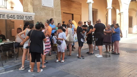 Protesta de los vecinos a las puertas del Ayuntamiento tras la operación policial que les ha cortado la luz