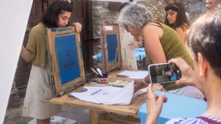 Un instant del taller de serigrafia de samarretes amb el motarrot corresponent als veins del poble d'Os de Civís (Alt Urgell)