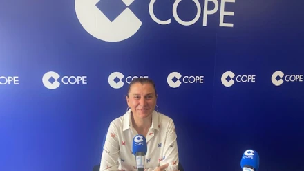 La portavoz del PSOE, Natalia González, en los estudios de COPE Ourense