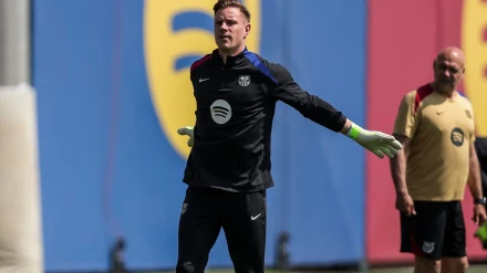 El jugador del Barcelona Marc-André ter Stegen participa en la jornada de entrenamiento antes del partido de la Primera División española contra el RCD Espanyol