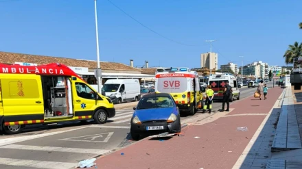 Servicios sanitarios atienden a los heridos en el lugar del accidente, ocurrido en Xàbia a primera hora de la tarde