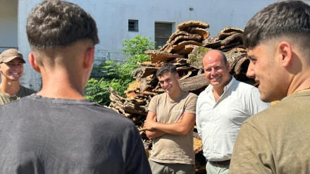 Oscar Curtido conversa con los alumnos que han terminado la formación