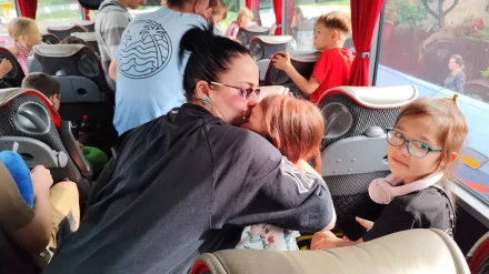 Niños ucranianos en el autobús