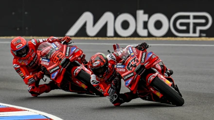 Bagnaia rueda por delante de su compañero Marc Márquez en el trazado de Brno.