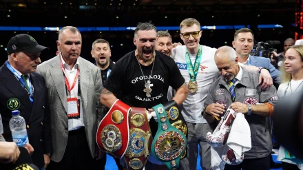 Usyk celebrando su victoria en Wembley