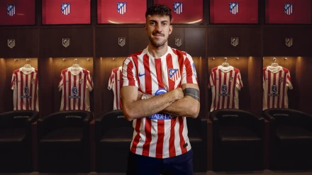 Ruggeri posa con la camiseta del Atlético de Madrid