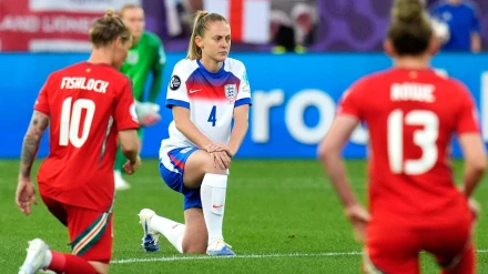 Jugadoras de Inglaterra y Gales, arrodilladas antes de comenzar su partido de la Eurocopa femenina en señal de protesta contra el racismo