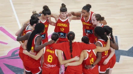 Las jugadoras de la selección Sub-19 femenina de baloncesto hacen piña