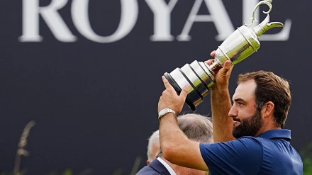 Scottie Scheffler levanta el trofeo como campeón del Open Británico de golf