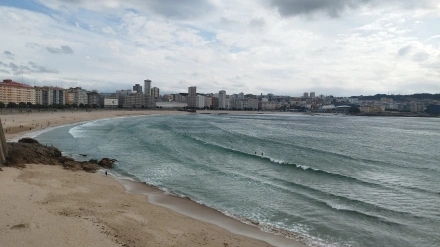 Surfistas entre las playas del Orzán y Matadero de A Coruña