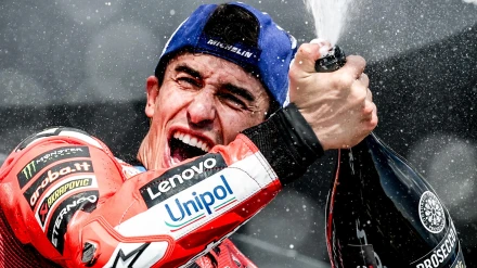 El español Marc Marquez (Ducati) celebra en el podio tras vencer en la carrera Moto GP del Gran Premio de la República Checa en el Automotodrom de Brno