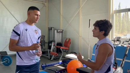 Arriaga conversa con Carlos Álvarez en la ciudad deportiva