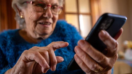 Persona mayor con teléfono móvil