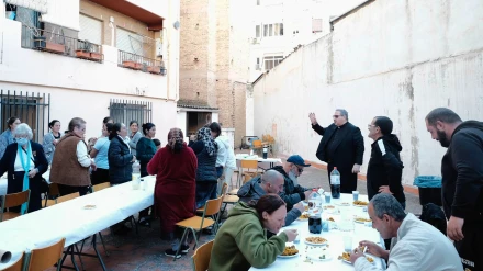 La Asociación Apostolado de la Divina Misericordia de Valencia ofrece la comida de fraternidad para personas sin hogar