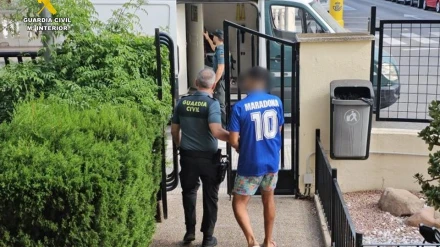 Momento en el que agentes de la Guardia Civil proceden a la detención de los dos presuntos autores de varios robos con fuerza en vehículos estacionados en zonas de playa