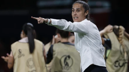 Montse Tomé dando instrucciones