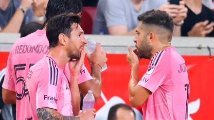 Leo Messi y Jordi Alba, en un descanso durante un partido con el Inter Miami