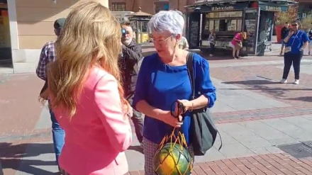 Silvia Clemente regalando sandías a los curiosos que se acercaban
