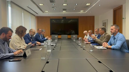 El alcalde de Lorca y el presidente de Adif durante la reunión, a la que han asistido técnicos y vecinos