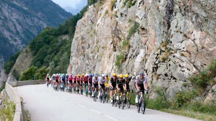El pelotón del Tour de Francia a su paso por el Col de La Loze