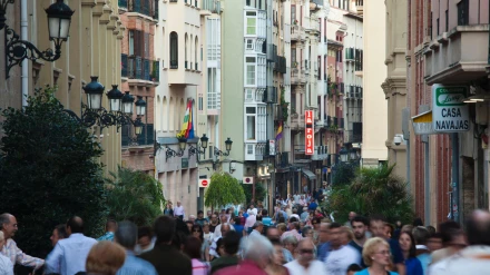 Logroño, peatones en la calle Portales