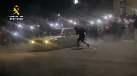 Cinco investigados por una multitudinaria concentración de vehículos para carreras ilegales.La Guardia Civil de Almería investiga a cinco conductores por su participación en una multitudinaria concentración de más de 400 personas y cerca de 150 vehículos que realizaban maniobras temerarias peligrosas para los asistentes y que fue convocada por redes sociales.POLITICA ANDALUCÍA ESPAÑA EUROPA ALMERÍAGUARDIA CIVIL