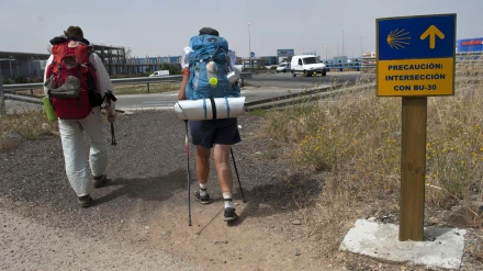 Dos peregrinos acceden a Burgos a través de la rotonda que intercede con la BU-30 con el Camino de Santiago
