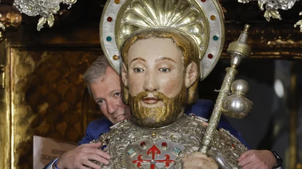 El presidente de la Xunta, Alfonso Rueda, abraza la imagen del Apóstol Santiago cumpliendo con el rito del peregrino en la Catedral