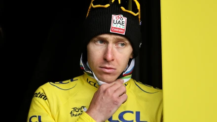 La cara de Pogacar antes de subir al podio de La Plagne