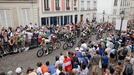 Ciclistas en Montmartre durante los Juegos Olímpicos de París