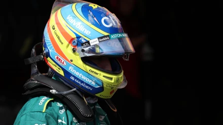 Fernando Alonso cabizbajo tras la carrera del gran premio de formula 1 de Bélgica