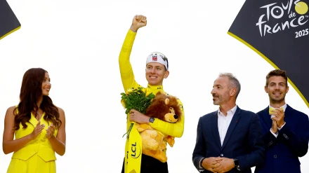Tadej Pogacar, en lo más alto del podio final del Tour de Francia 2025