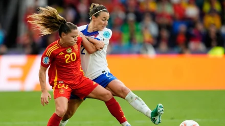 Lucy Bronze, de la selección inglesa, en la pugna por el balón por Claudia Pina