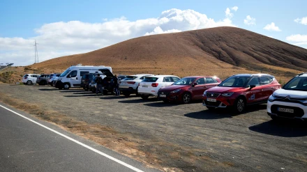 Coches de alquiler turístico aparcados al lado de la carretera visitando Las Grietas Lanzarote, Islas Canarias