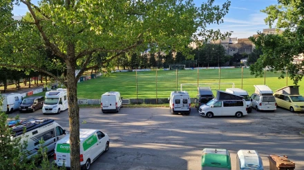 Autocaravanas en el campo de fútbol municipal