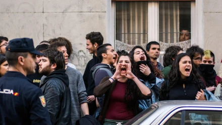 Una okupa grita a un policía